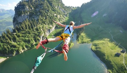 开云体育APP下载-德甲争冠战之夜，巴斯托尼，那个用冷静丈量悬崖宽度的人