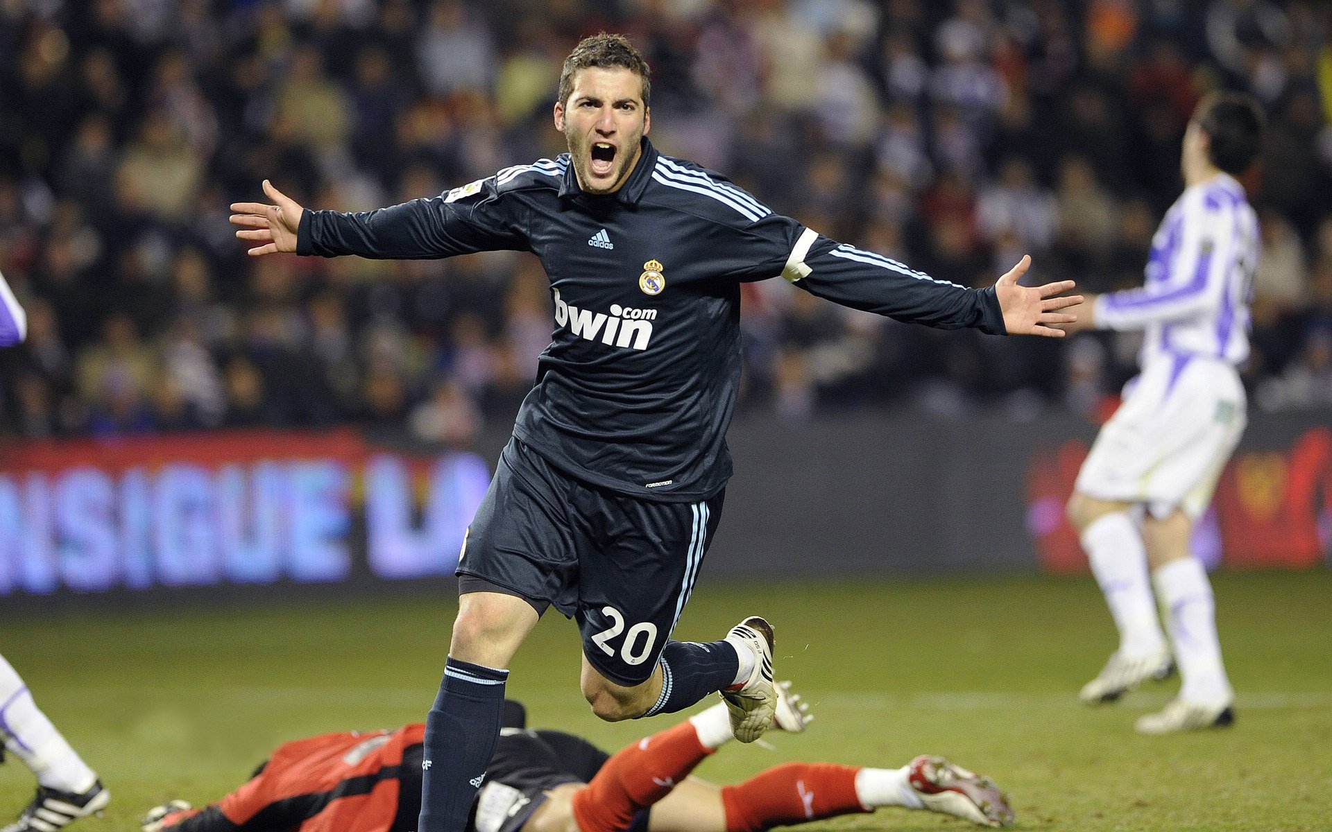 快船扬帆,欧冠惊雷,当伦纳德在两种赛场接管时